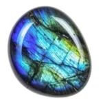 Természetes labradorit ásvány marokkövek ragyogó fényjátékkal, a labradorit hatása a lélekre és testre.